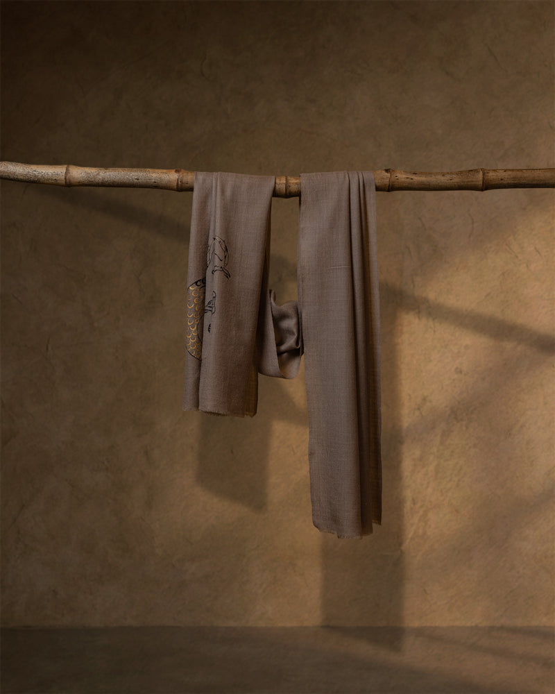 Forelock Myth Cashmere stole Beige stole from the Ashwaa Equestrian collection